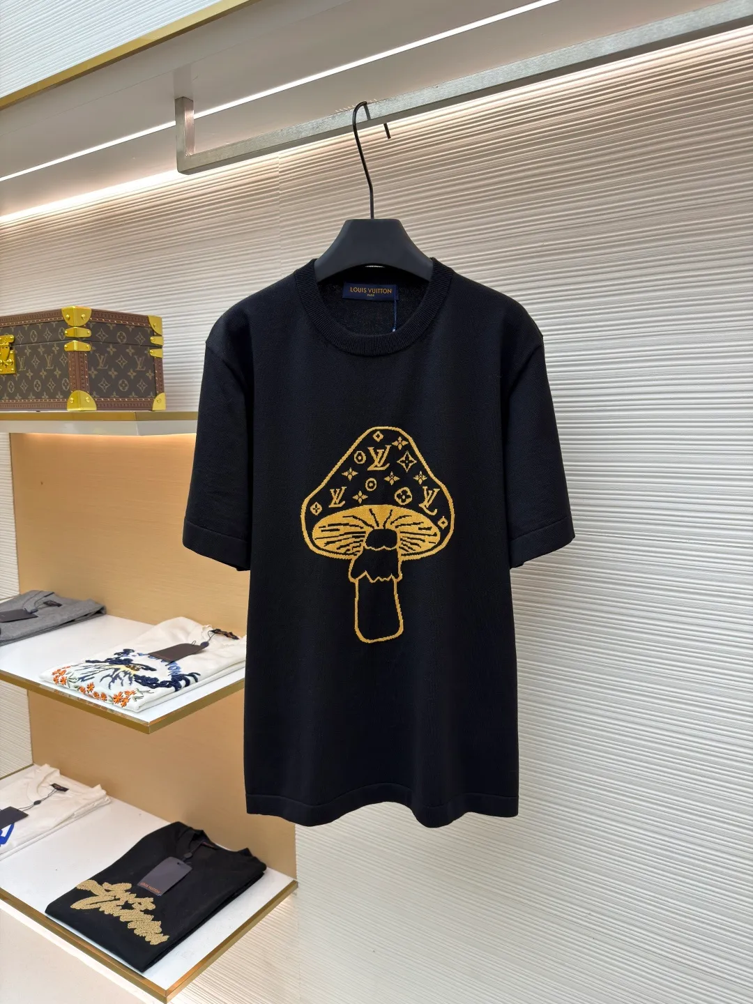 LOUIS VUITTON mushroom knitted intarsia round neck short-sleeved T-shirt ●Original version: 8950 purchase and development ●Item number: 1681455-A65 ●Material: pure cotton fabric ●Technology: knitted intarsia production ●Color: black ●Version: fitted version ●Weight: about 305 grams ●Size: XS-S-M-L ●Description: This T-shirt is made of high-quality knitted fabric, soft and crisp texture, black tone is classic and versatile. The round neck structure adopts precision hemming technology, and the neckline fits the neck and is not easily deformed. The mushroom pattern on the front adopts jacquard knitting technology, and the golden silk thread is integrated with the brand's classic logo. The texture is three-dimensional and delicate, highlighting the brand's high recognition. The body of the garment is sewn using industrial-grade flat seam technology. The stitches are smooth and even, and the stitches at the hem and cuffs are fine and firm. From the selection of knitted fabrics to the process control of jacquard patterns, every process reflects Louis Vuitton's pursuit of process precision and creative design. It not only retains the daily practicality of the T-shirt, but also shows the brand's light luxury recognition through the unique jacquard. It is a fusion of knitting technology and fashion design. The overall wiring is straight and delicate, the fabric is comfortable and soft, and the color is consistent without color difference. It can be matched with the same style to create a fashionable look and control various occasions. Customized accessories, complete with three standards, same style for men and women!